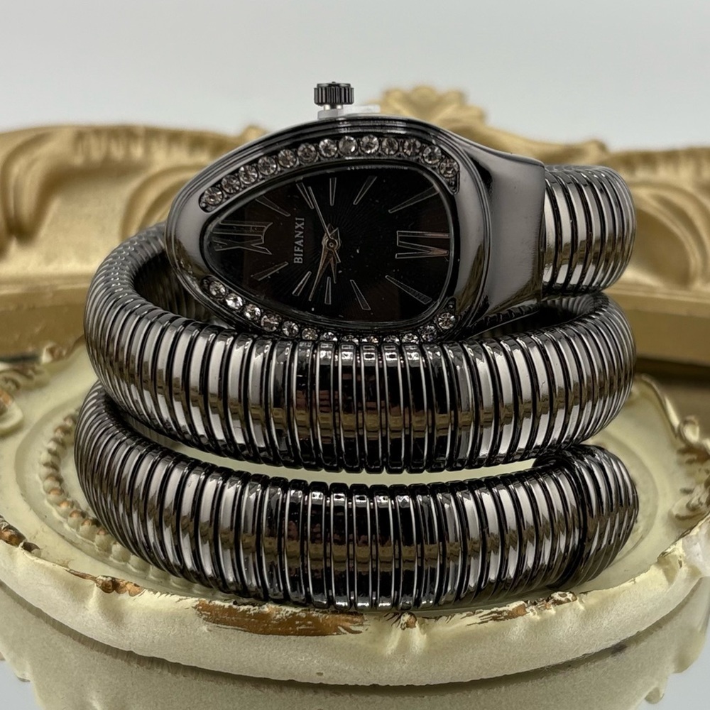 Elegant Serpentine-Style Watch – Black Tone 🖤 - Picture 5 of 10